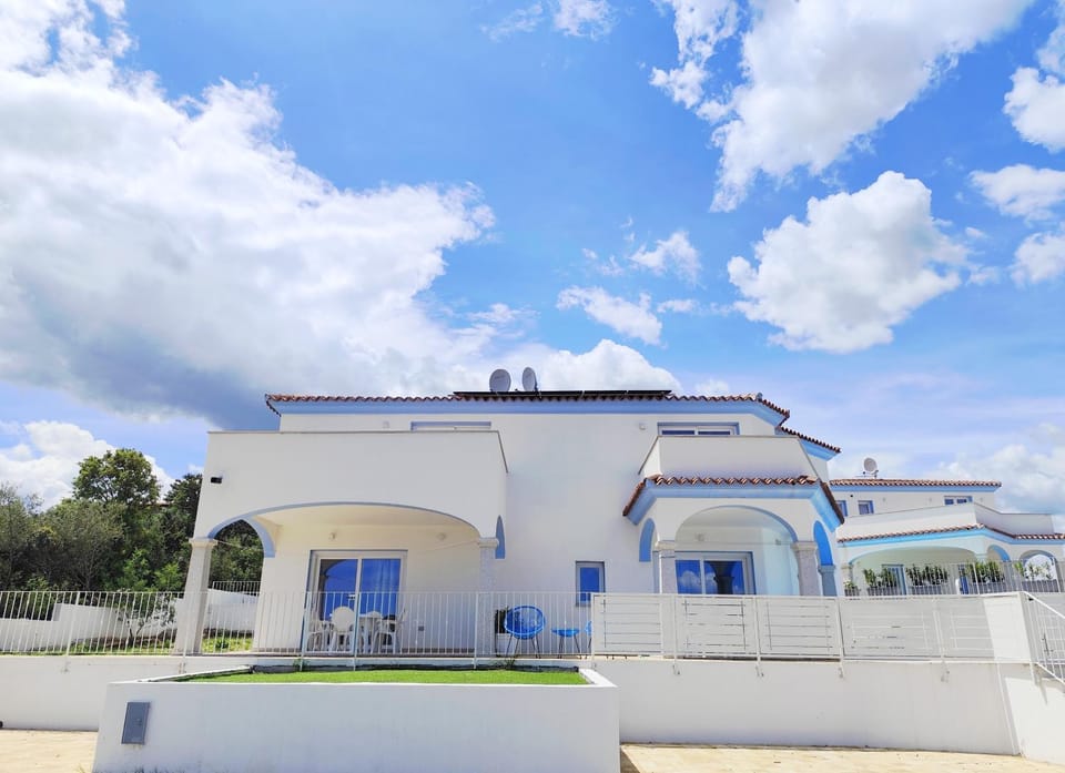 Villetta Borgo Bianco 1 con piscina in condivisione Villa in Budoni
