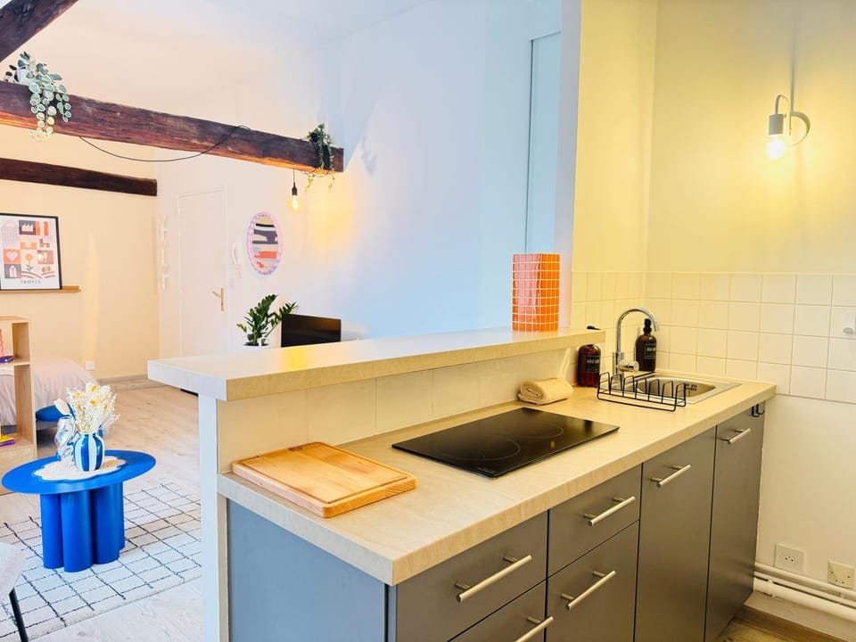 Kitchen or kitchenette