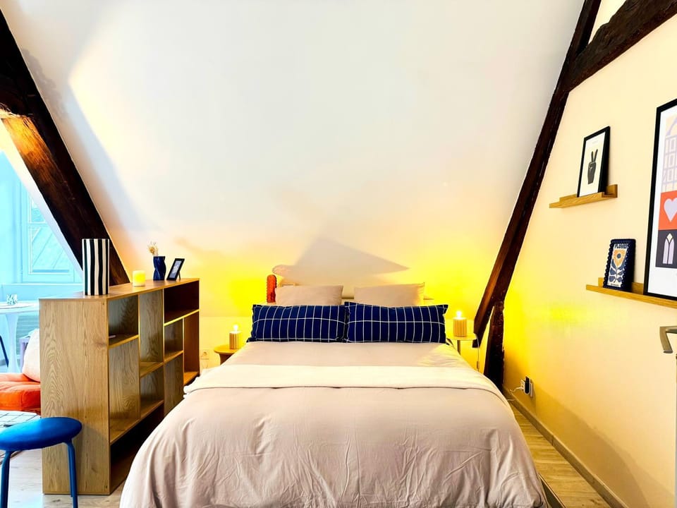 Bed, Photo of the whole room