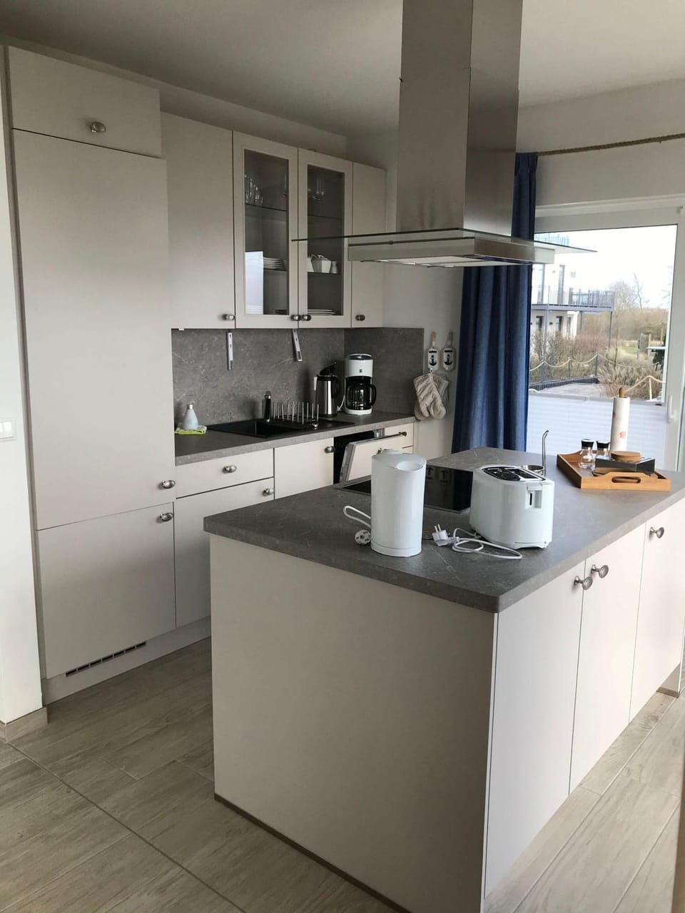 Kitchen or kitchenette, dishwasher, stove