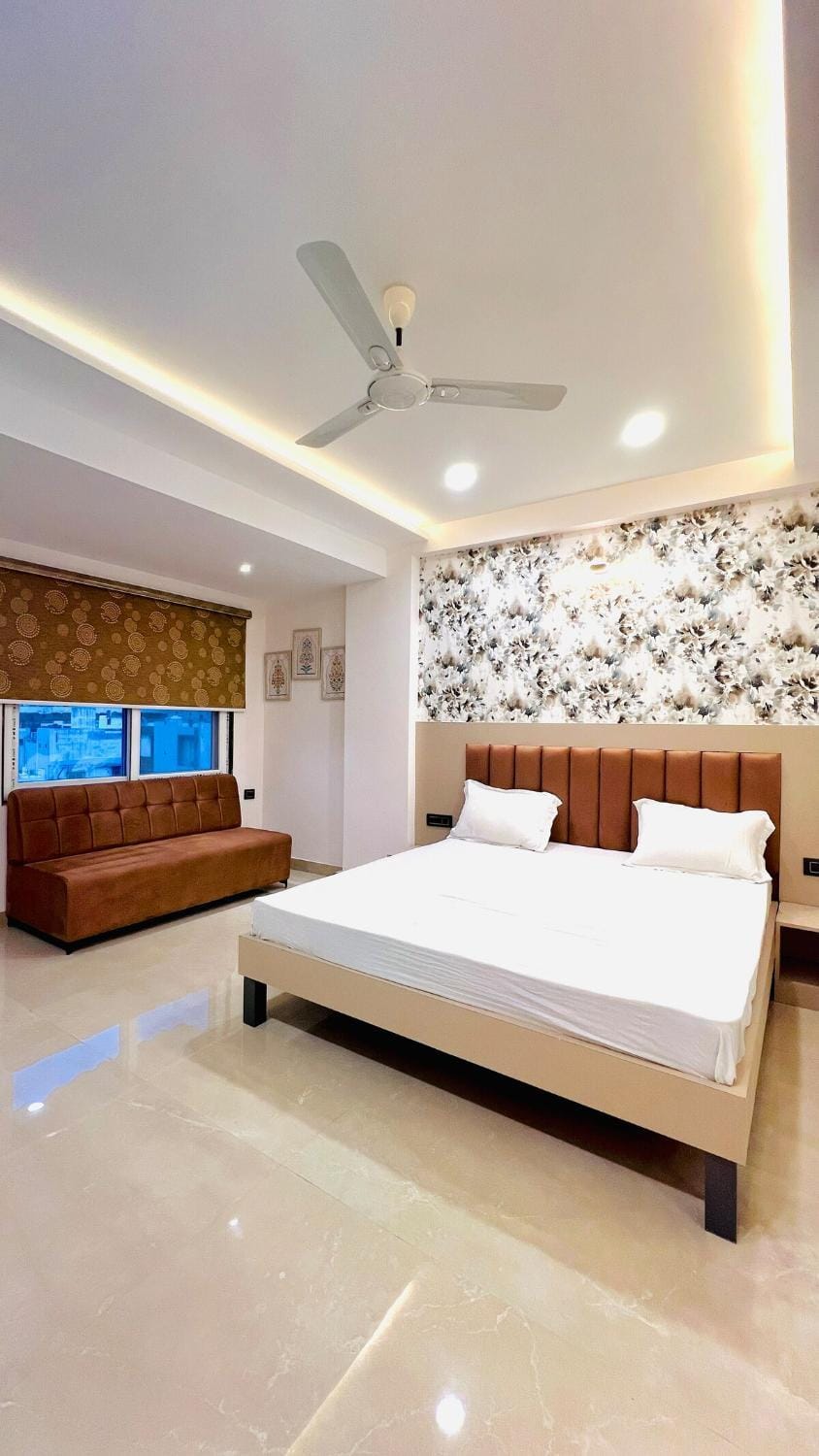 Bed, Seating area, Bedroom