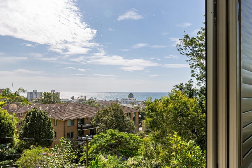 Luxury 2-Bed with Ocean Views and Garden House in Sydney