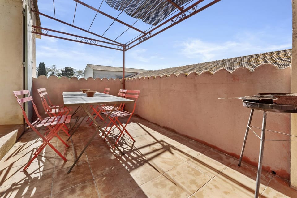 Property building, Balcony/Terrace, Living room