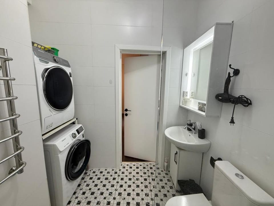 Shower, Toilet, towels, washing machine, dryer