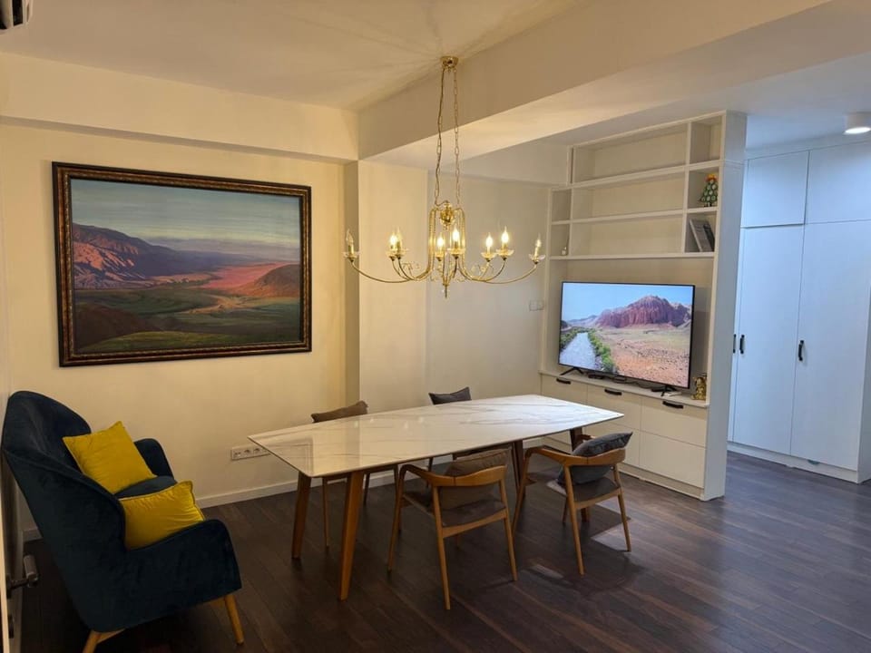 TV and multimedia, Living room, Seating area, Dining area