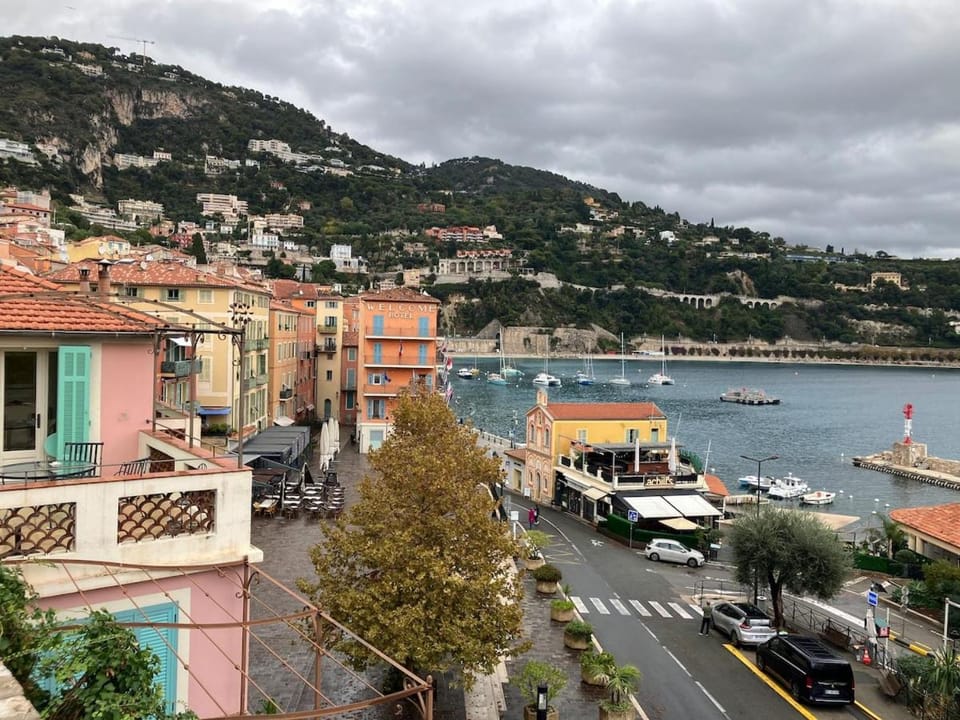 Nearby landmark, Neighbourhood, Location