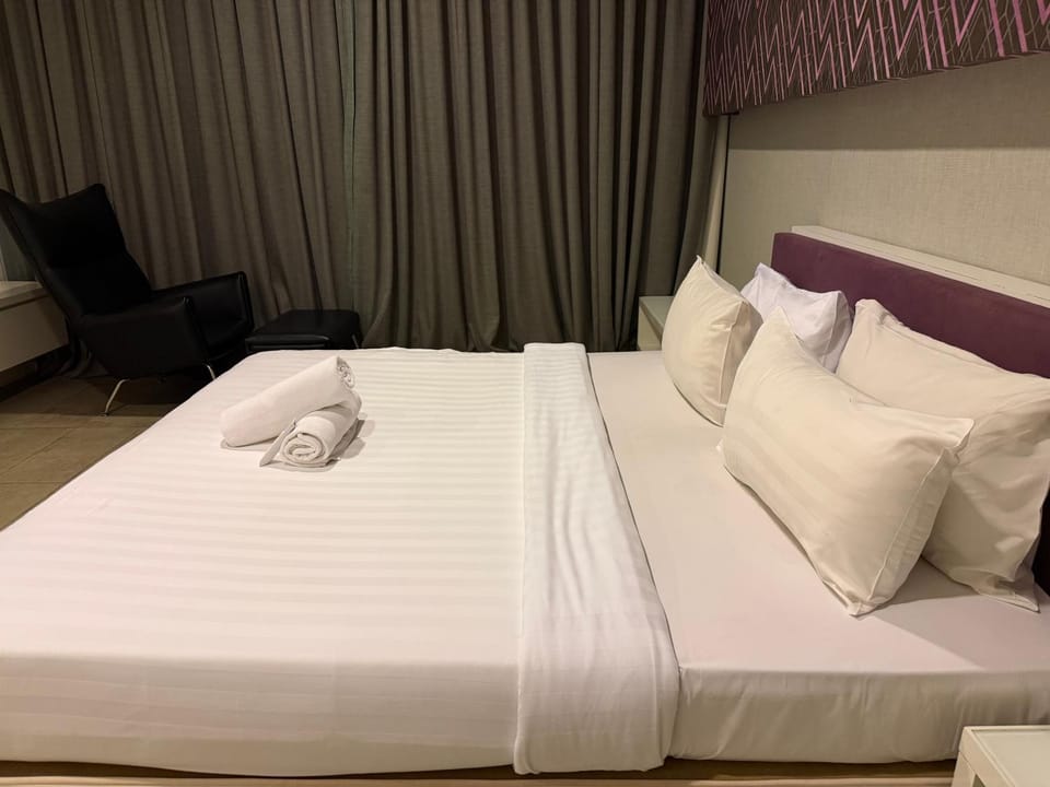 Bed, Bedroom, towels