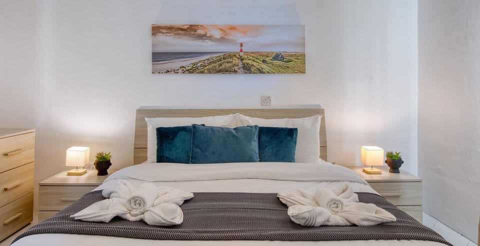 Bed, Photo of the whole room, Bedroom, towels