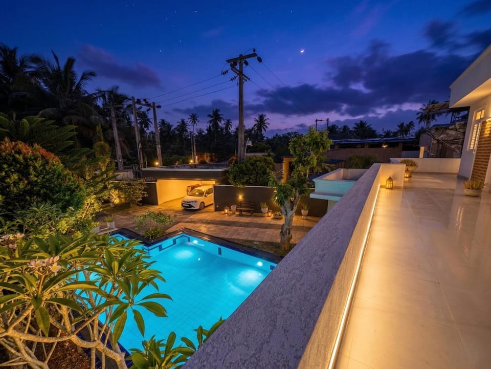 Property building, Night, Garden, Garden, Garden view, Pool view, Swimming pool, Swimming pool, sunbed