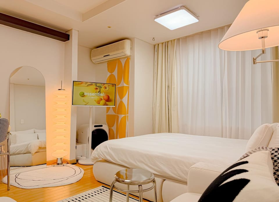 Bed, Living room, air conditioner
