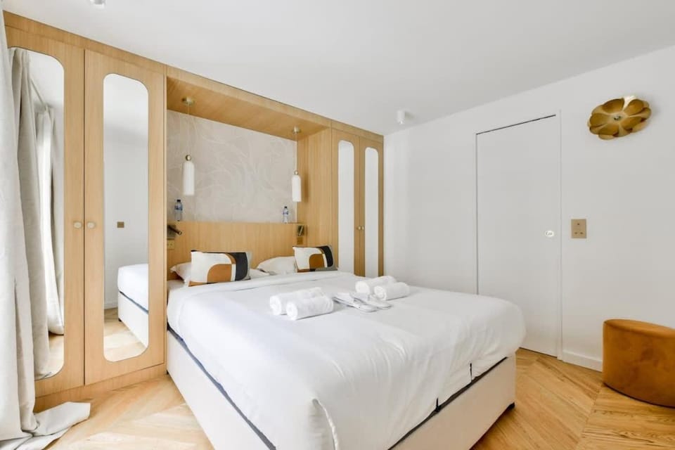 Appartement design Face au Musee Grevin Apartment in Paris