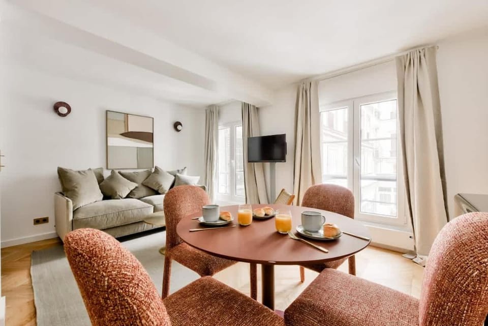 Appartement design Face au Musee Grevin Apartment in Paris