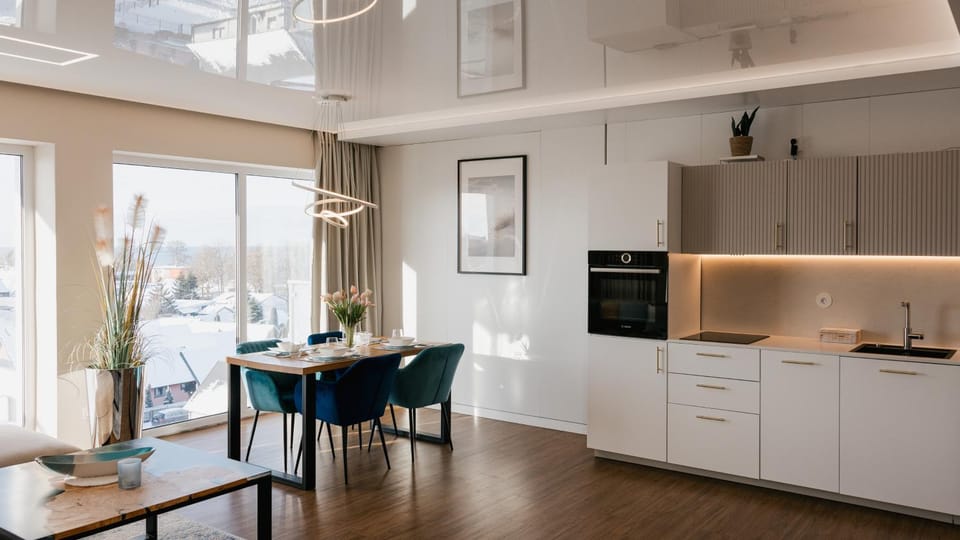 Kitchen or kitchenette, Dining area