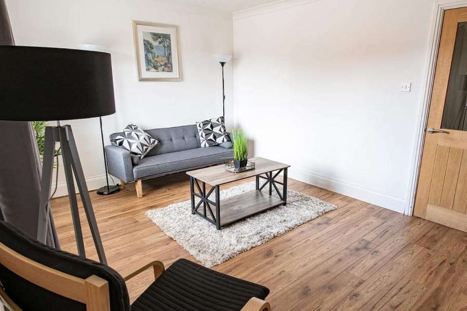 3 Bedroom Home - Free Parking - Sleeps 5 - Castle Apartment in Lincoln