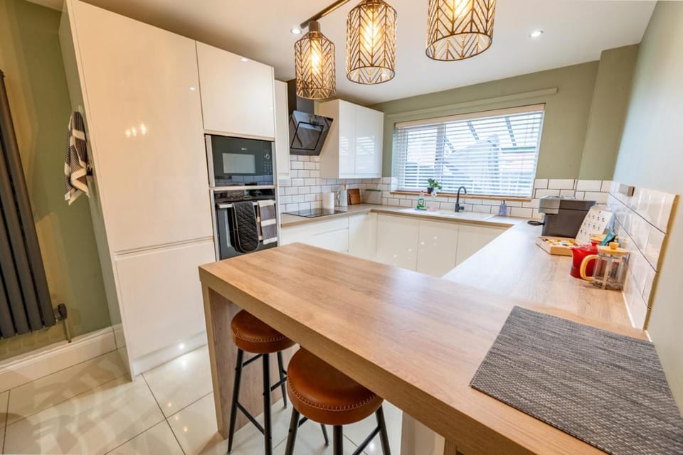 3 Bedroom Home - Free Parking - Sleeps 5 - Castle Apartment in Lincoln