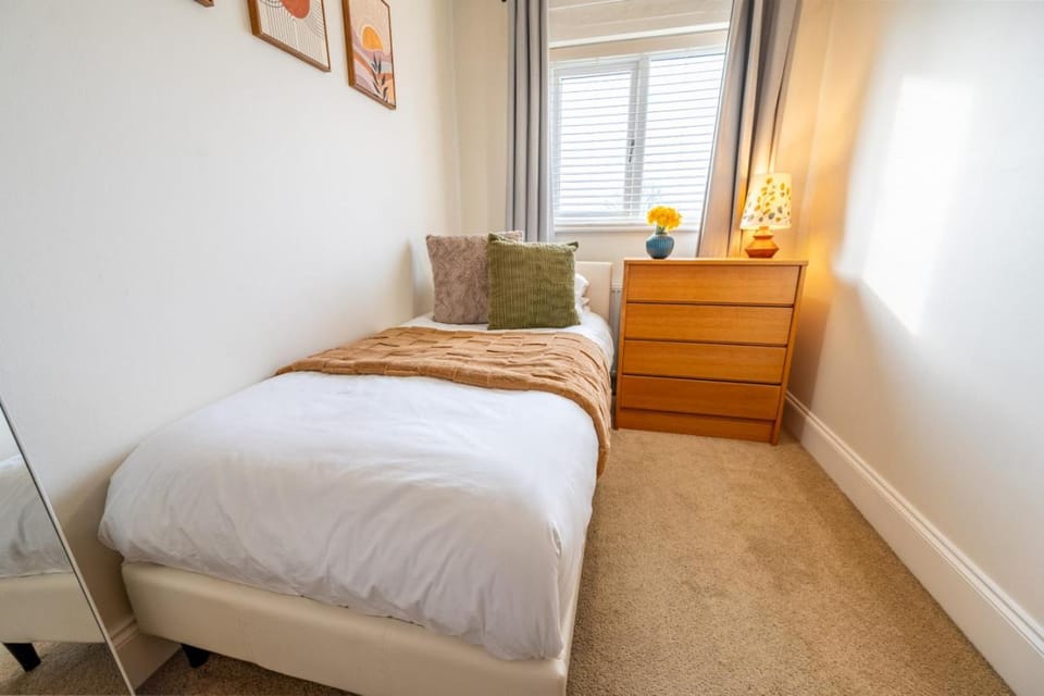 3 Bedroom Home - Free Parking - Sleeps 5 - Castle Apartment in Lincoln