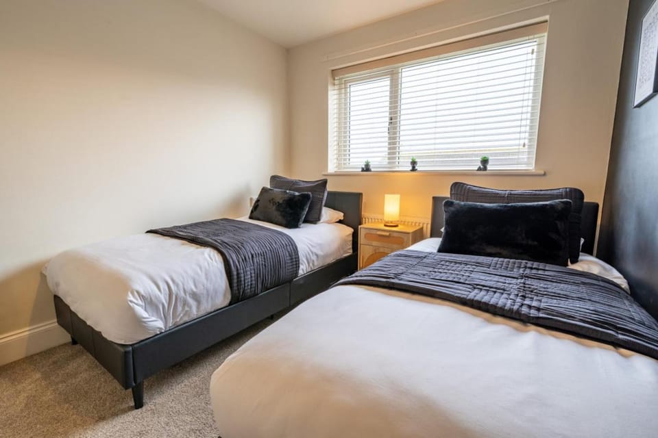 3 Bedroom Home - Free Parking - Sleeps 5 - Castle Apartment in Lincoln