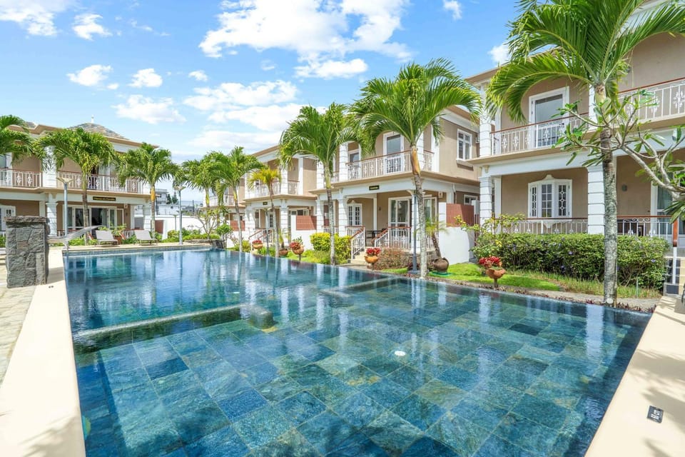 Property building, Garden, Swimming pool, sunbed