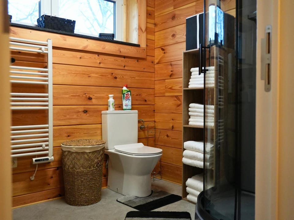 Shower, Toilet