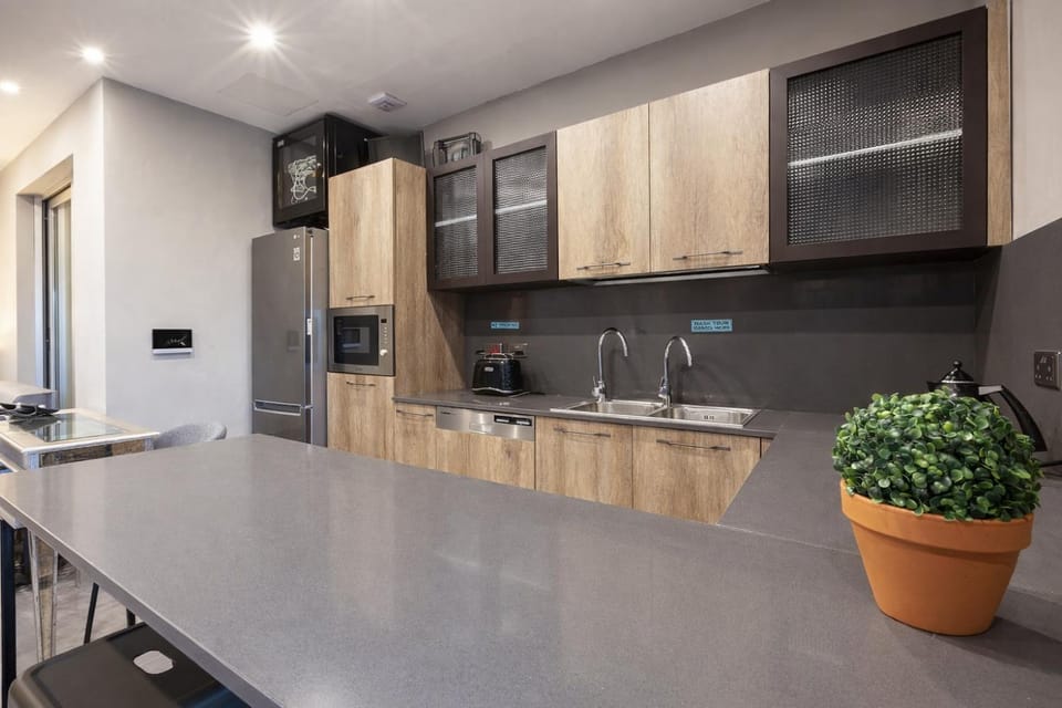 Kitchen or kitchenette, Dining area, dishwasher, minibar, oven, stove