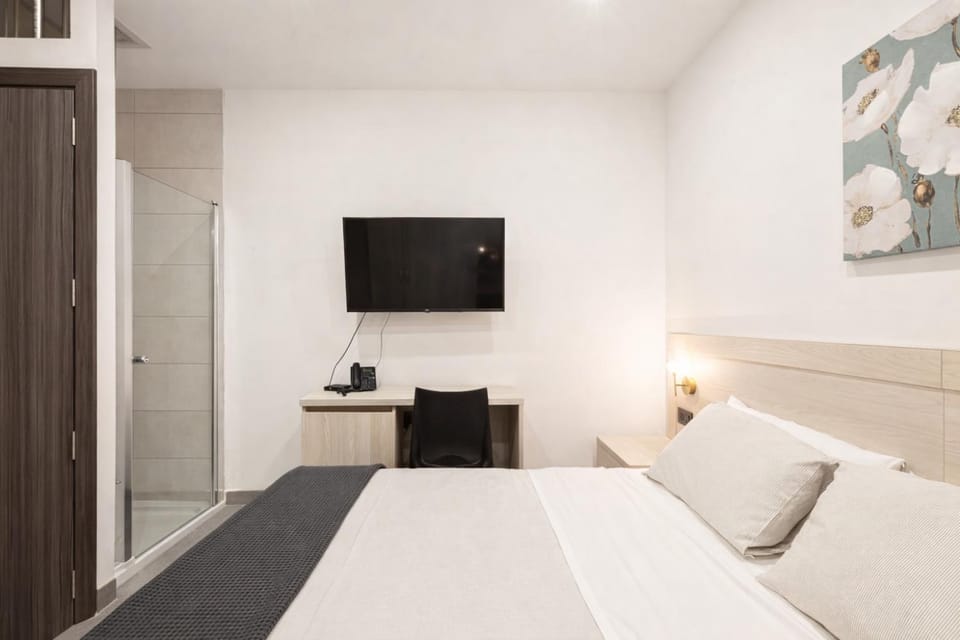 Communal lounge/ TV room, Bed, TV and multimedia, Photo of the whole room, Evening entertainment, Bedroom, hair dresser