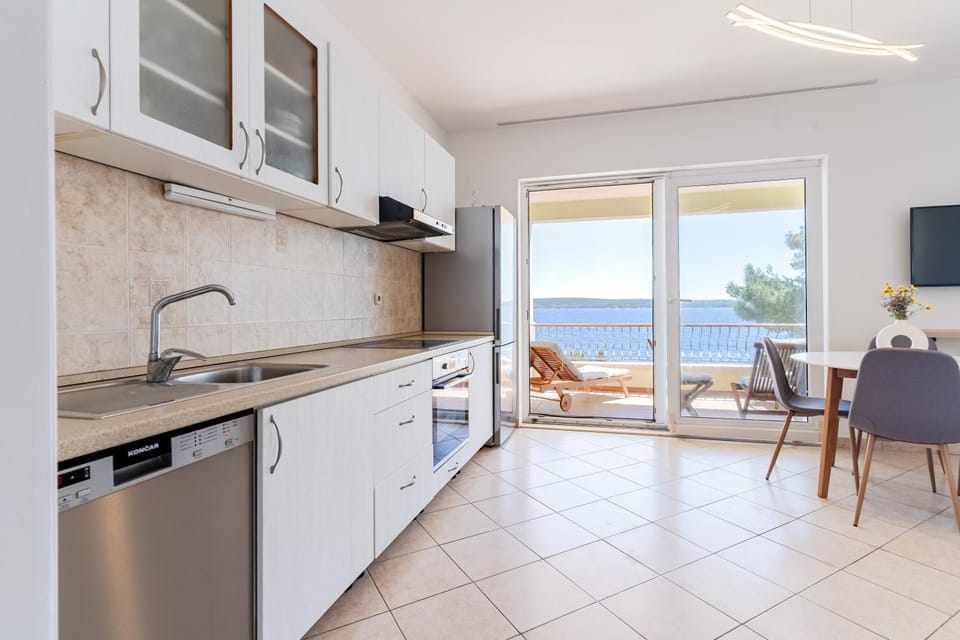 TV and multimedia, Kitchen or kitchenette, Sea view, dishwasher, oven