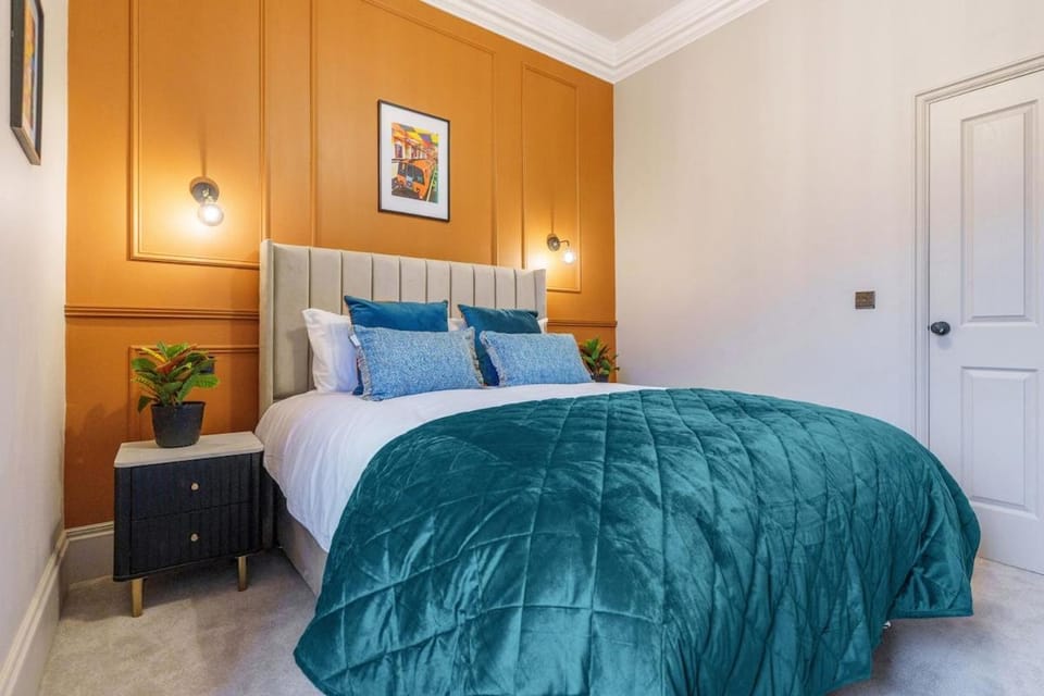 Spacious 5 Bedroom Home With 3 Bathrooms And Private Parking House in Glasgow