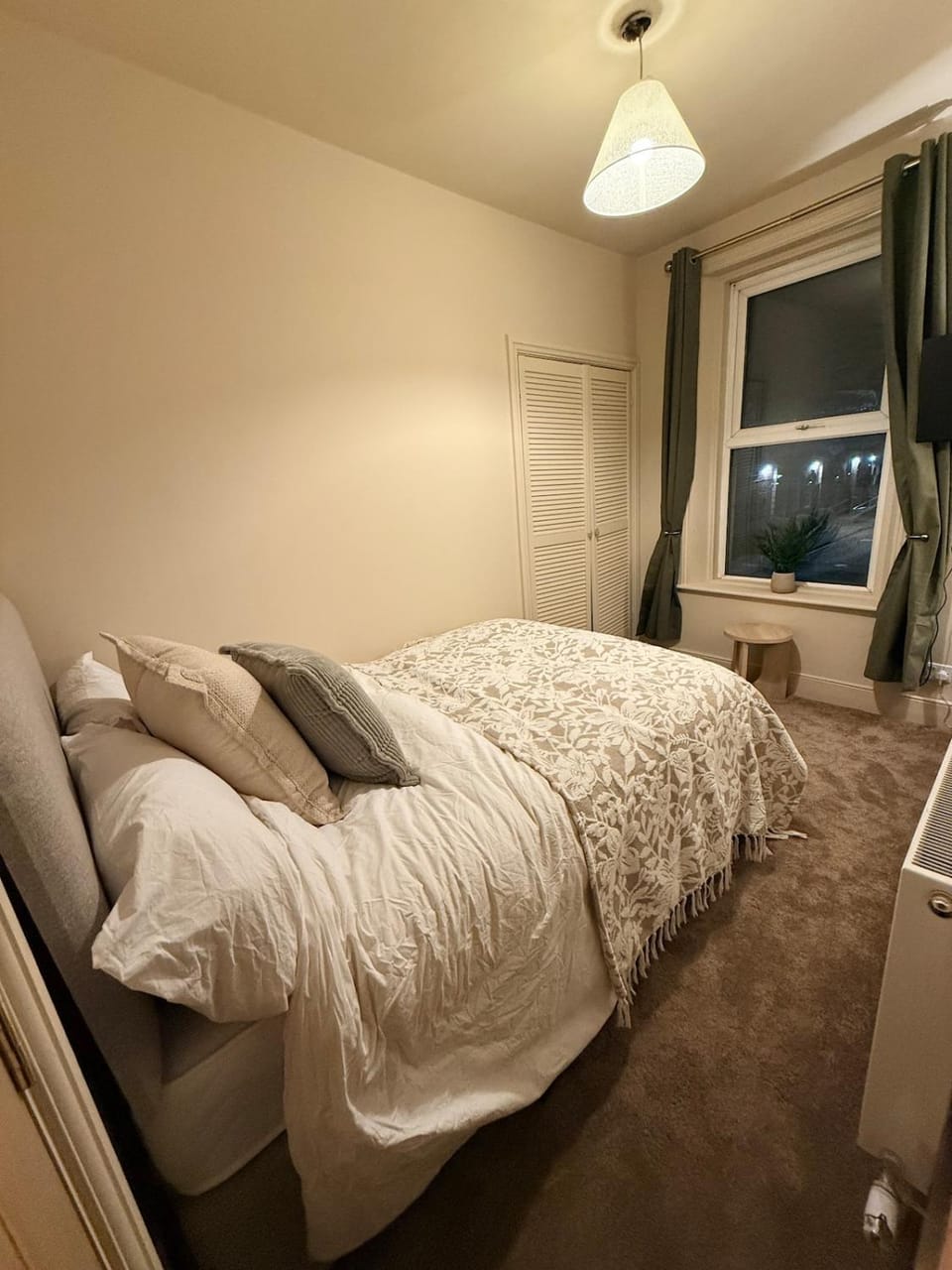 Bed, TV and multimedia, Bedroom