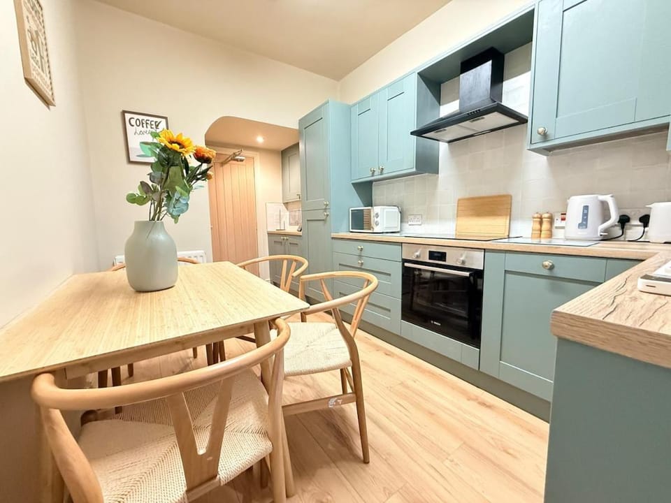 Coffee/tea facilities, Kitchen or kitchenette, Dining area, dishwasher, oven, stove, toaster