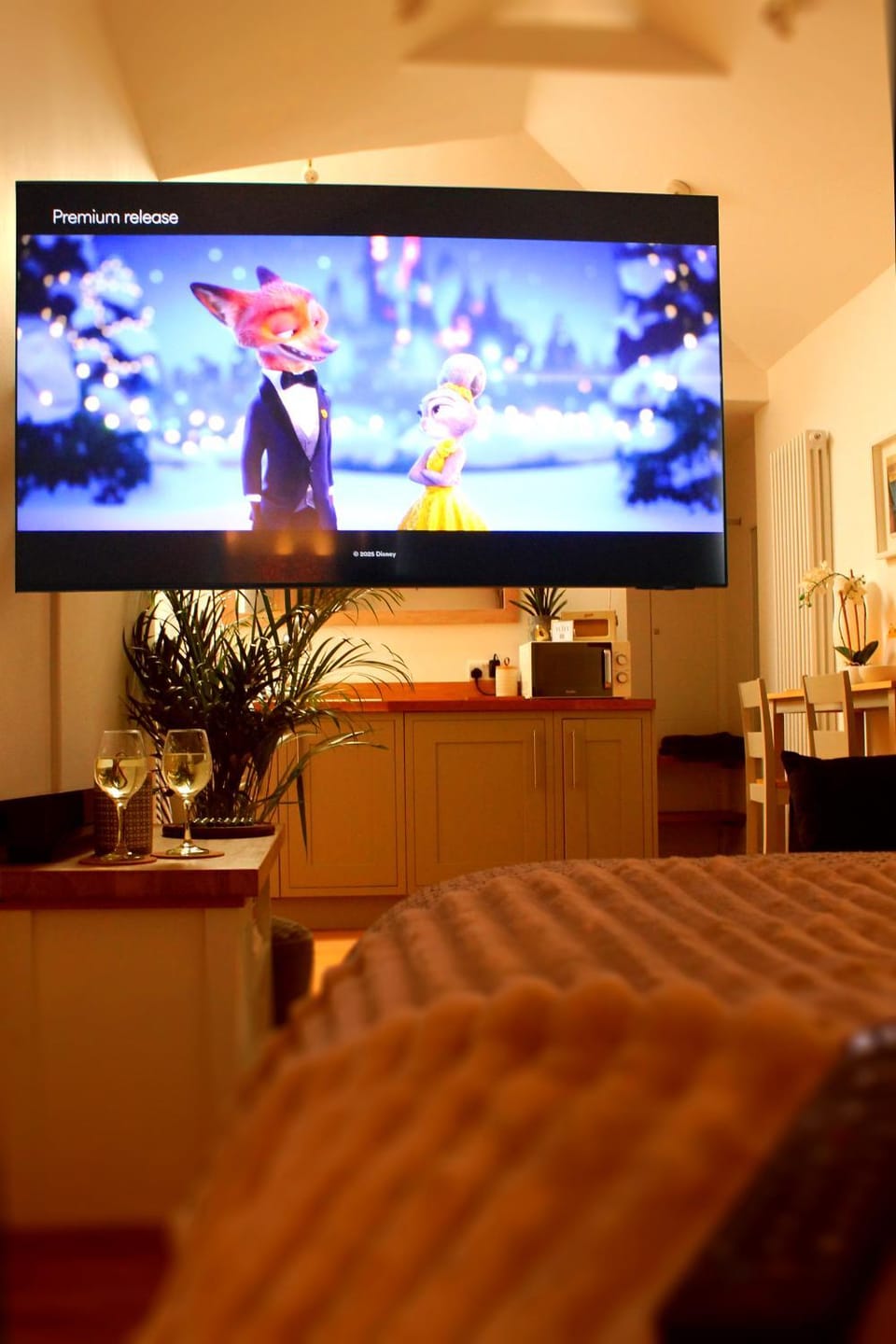 Bed, TV and multimedia, Bedroom