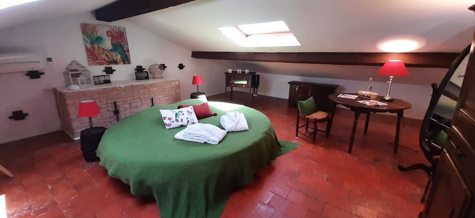 Bed, Photo of the whole room, Bedroom, towels