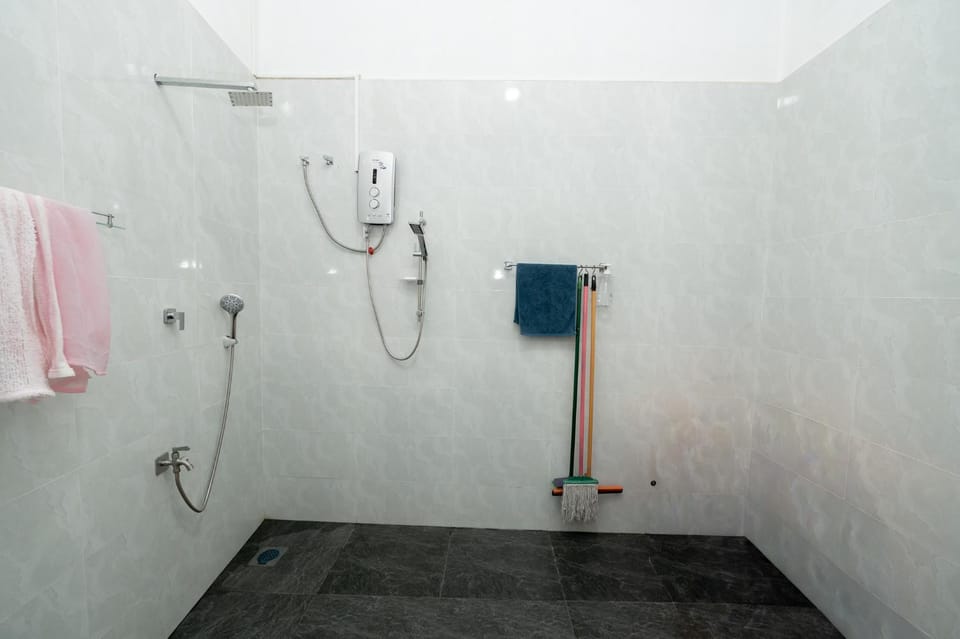 Shower, Toilet, Bathroom, washing machine