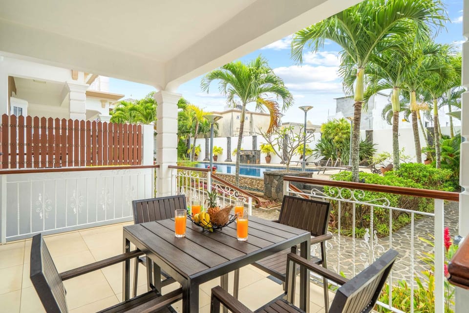 Patio, View (from property/room), Balcony/Terrace, Dining area, Garden view, Pool view