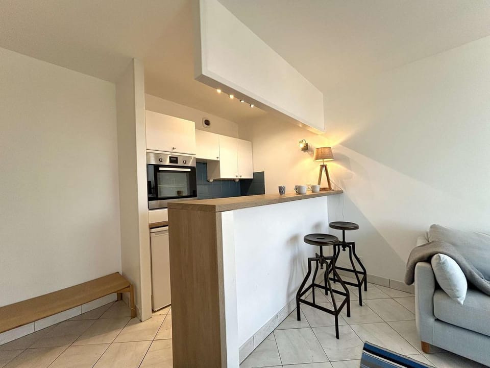 Kitchen or kitchenette, minibar