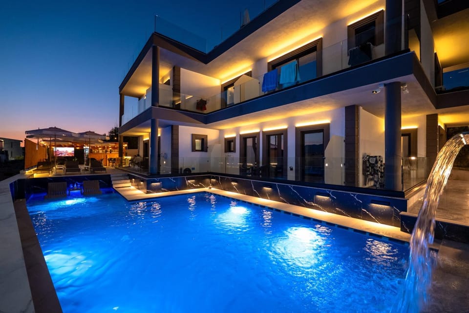 Property building, Swimming pool, Swimming pool