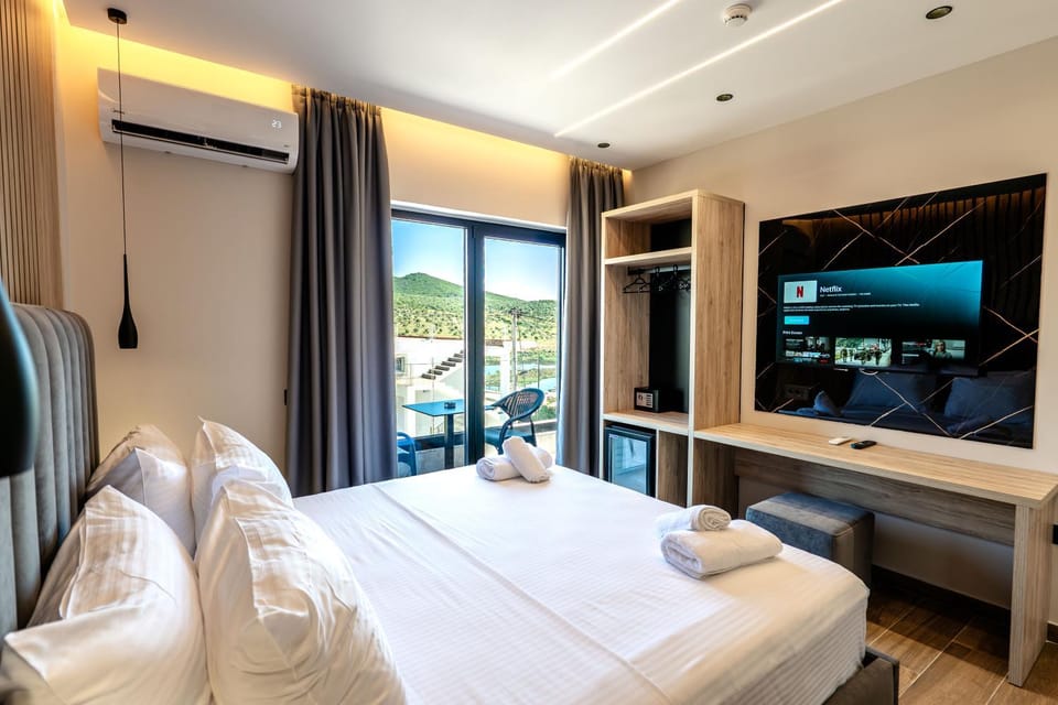 Bed, TV and multimedia, Photo of the whole room, towels, air conditioner
