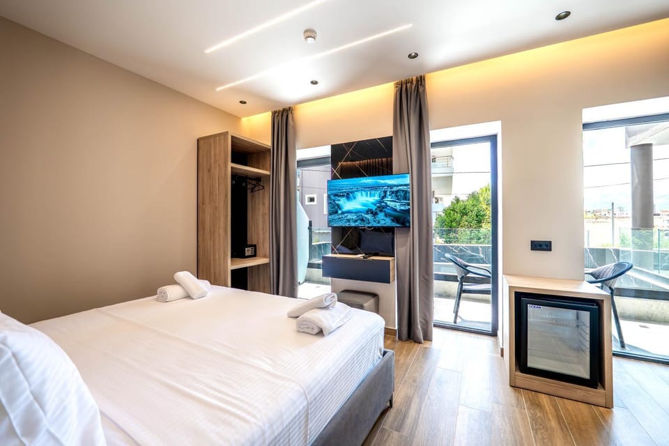 Bed, TV and multimedia, Bedroom, minibar, safe, towels