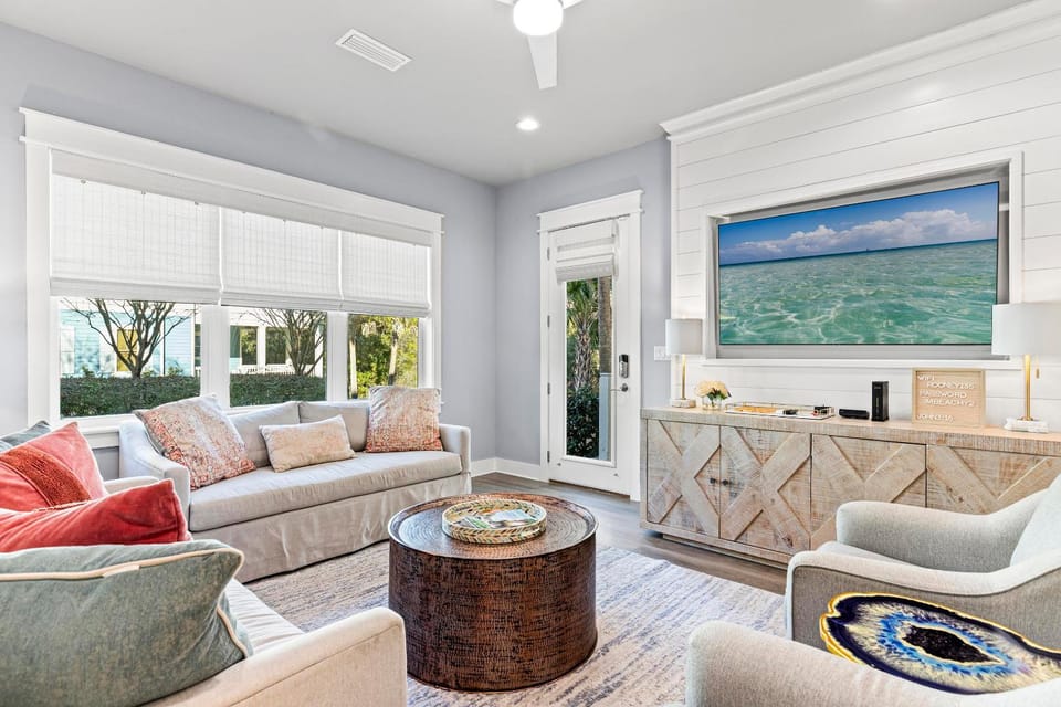 TV and multimedia, Living room, Decorative detail, Seating area