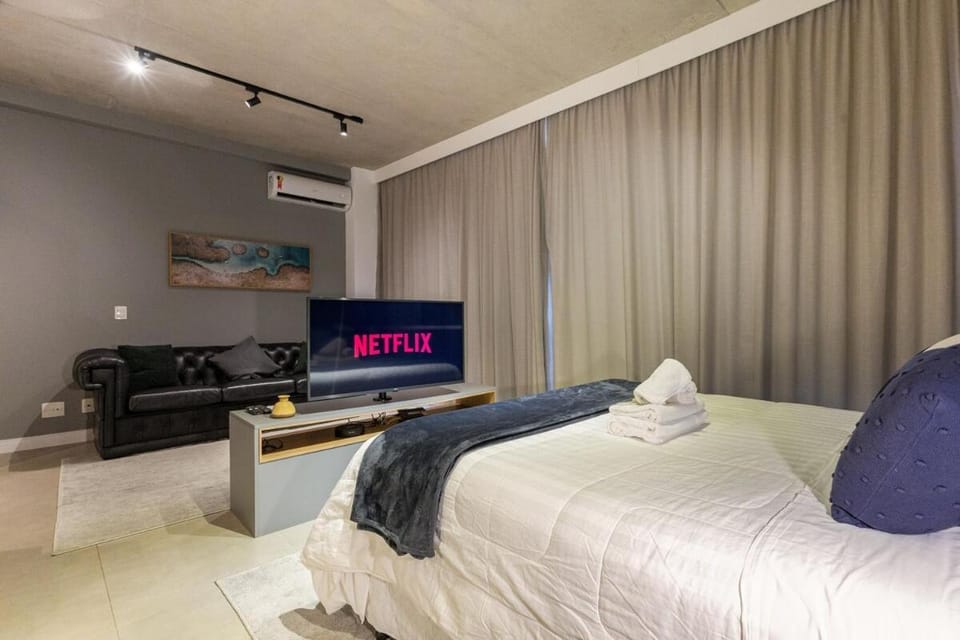 Bed, TV and multimedia, Seating area, towels, air conditioner