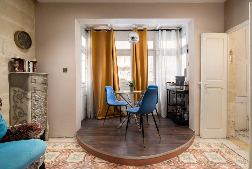 Traditional Maltese Private Maisonette with Front Balcony - Valletta Apartment in Valletta