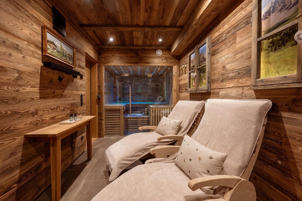 Shower, Sauna, Spa and wellness centre/facilities