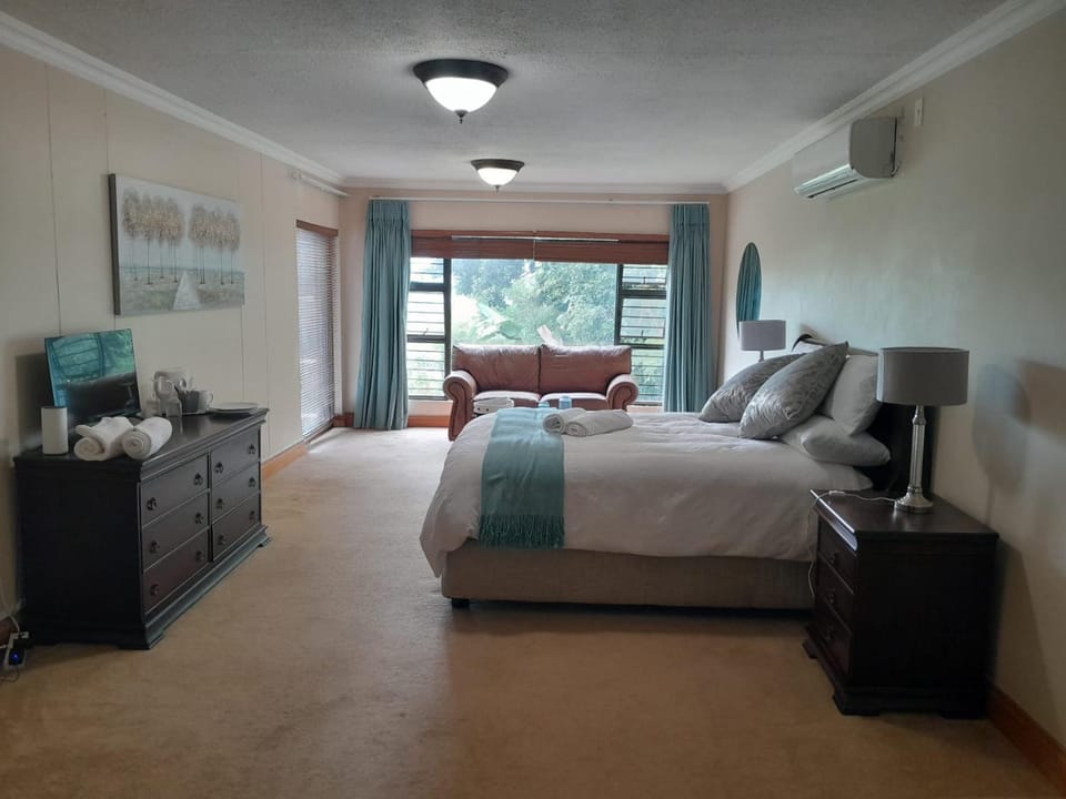 16 Sleeper Holiday Home-Mansion House in Gauteng