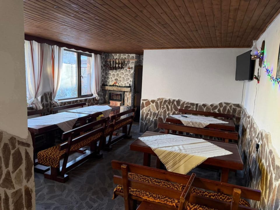 Seating area, Dining area