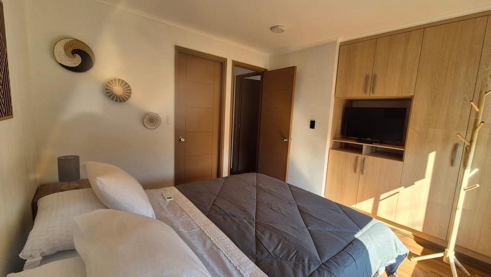Bed, TV and multimedia, Photo of the whole room, Bedroom, wardrobe