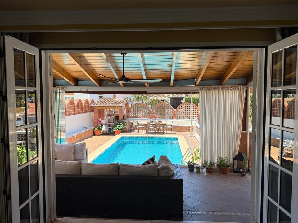 Patio, Communal lounge/ TV room, Balcony/Terrace, Pool view, Swimming pool, Sunset