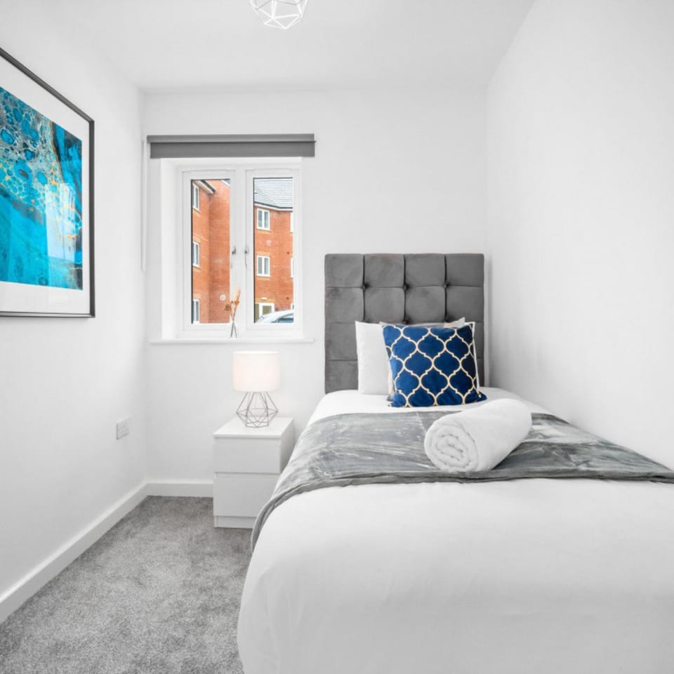 Photo of the whole room, Bedroom