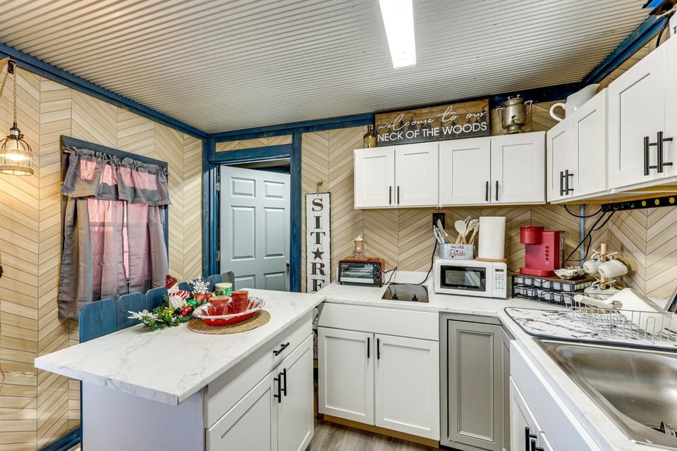 Gym Access On-Site: Cabin w/ Deck in Red Oak! Cabin in Oklahoma