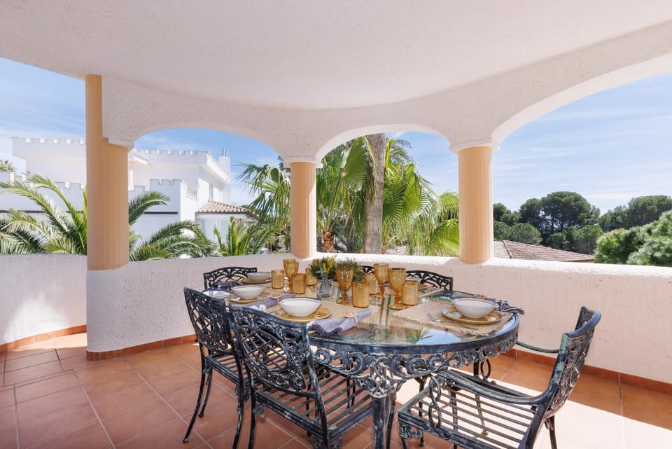 Dining area, Pool view