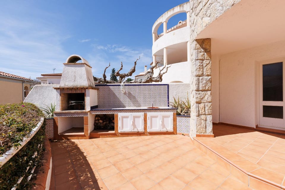 Patio, BBQ facilities