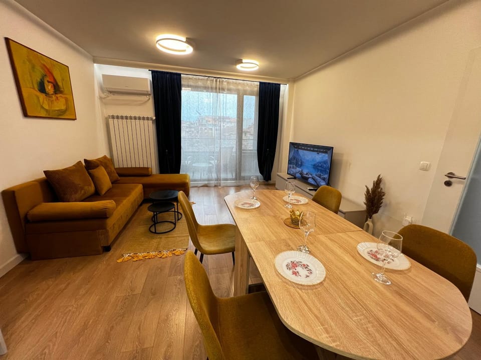 Communal lounge/ TV room, TV and multimedia, Living room, Seating area, Dining area
